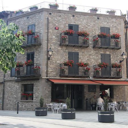 Fonda Sala Hotel Olost Bagian luar foto